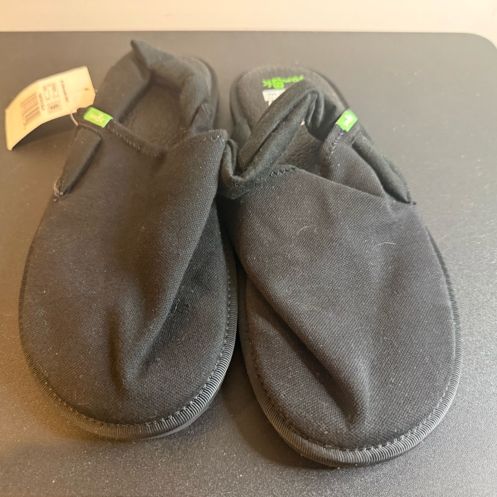 Sanuk Black Yoga Mat Slip-Ons size 9